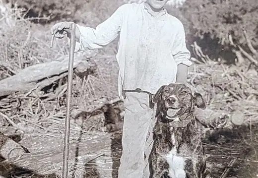 Ragazzo e cane a Maiorca