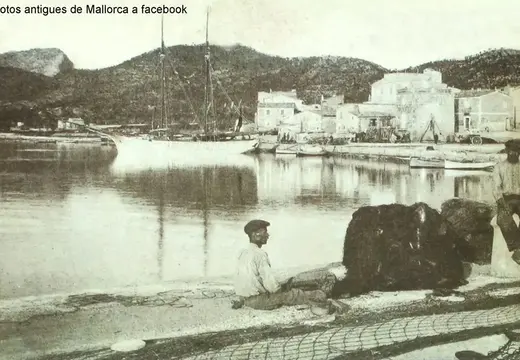Due pescatori sistemano le reti a Maiorca