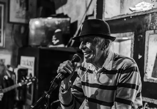 Cantante in un bar con musica a Maiorca