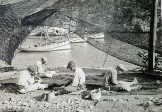I pescatori che riparano le reti a Cala Santanyí