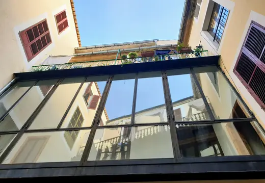 Binnenplaats glazen dak en shutters