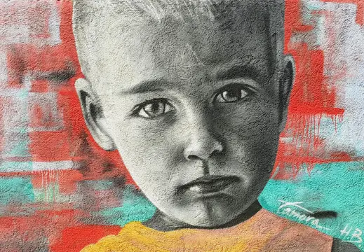 Mural con rostro infantil en Palma