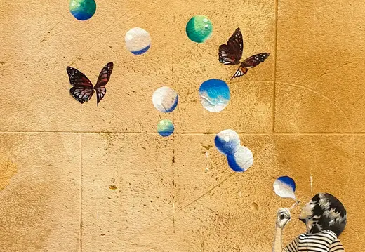 Mural de mariposa con figura caminando