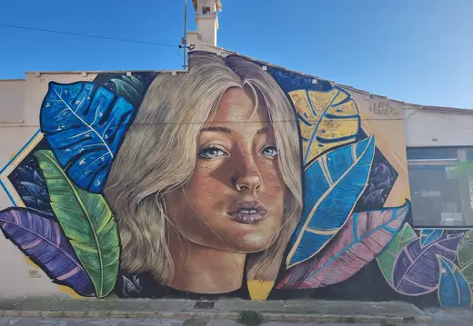 Mural de mujer y follaje en Can Pastilla