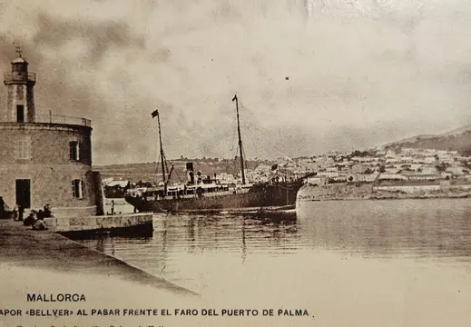 MALLORCA - VAPOR «BELLVER» AL PASAR FRENTE EL FARO DEL PUERTO DE PALMA