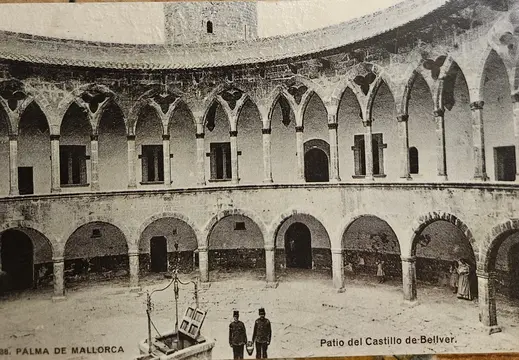 PALMA DE MALLORCA - Patio del Castillo de Bellver