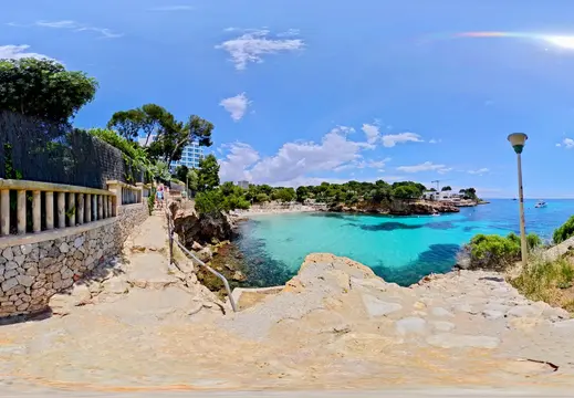 Sentiero e parete in pietra vicino alla spiaggia di Cala Nova