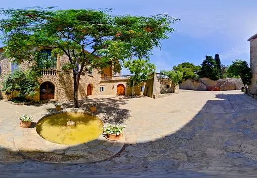 Cortile in pietra di Son Marroig