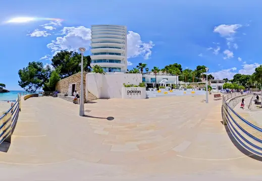 Passeggiata sul lungomare e hotel a Cala Major