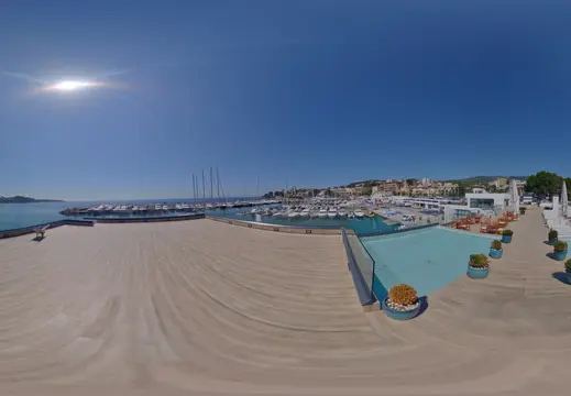 Lungomare del porto turistico e terrazza della piscina