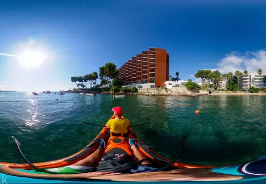 Kayak lungo una costa riparata