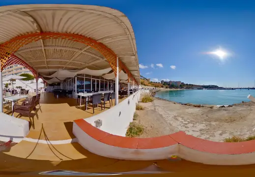 Terrazza di un ristorante sulla spiaggia di El Toro