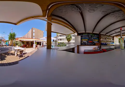 Terrazza di un bar sulla spiaggia a Maiorca
