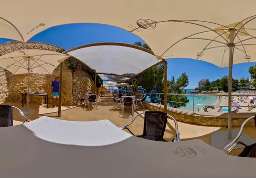 Terrazza affacciata sulla spiaggia di Cala Comtessa