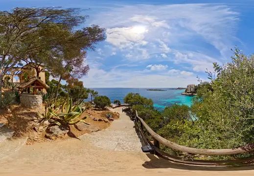 Sentiero del giardino verso la costa a Illetas