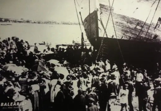 Menge neben dem Schooner Pedro