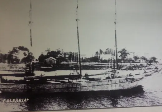 Dreimassiges Segelschiff in der Nähe von Shore