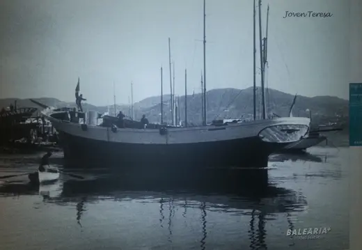 Joven Teresa Schwimmen in der Nähe von Boatyard