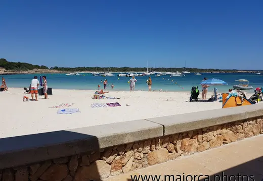 Boote neben Es Port Beach