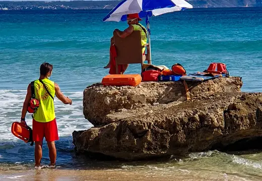 Rettungsschwimmer beobachten Cala Major Beach