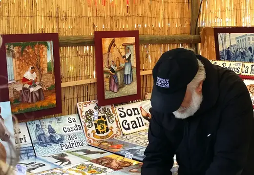 Artista a una bancarella d’arte a Maiorca