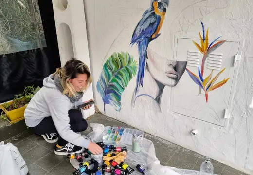 Macaw Mural nimmt Form in Palma