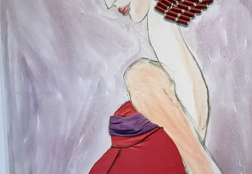 Frau in rotem Kunstwerk in Inca