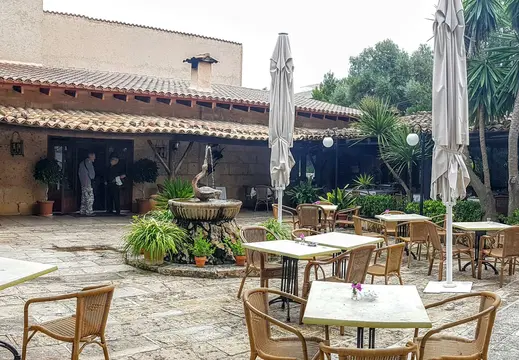 Los Patos Restaurant Courtyard in Alcúdia