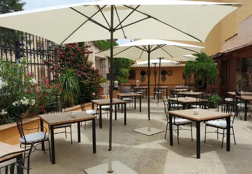 Shaded Restaurant Courtyard in Santa Maria