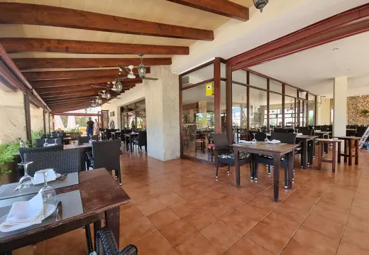 Überdachte Restaurantterrasse in Colònia de Sant Jordi