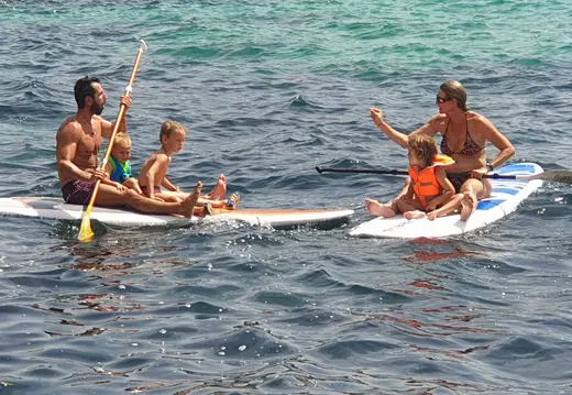 Famiglie in SUP al largo di Cala Major