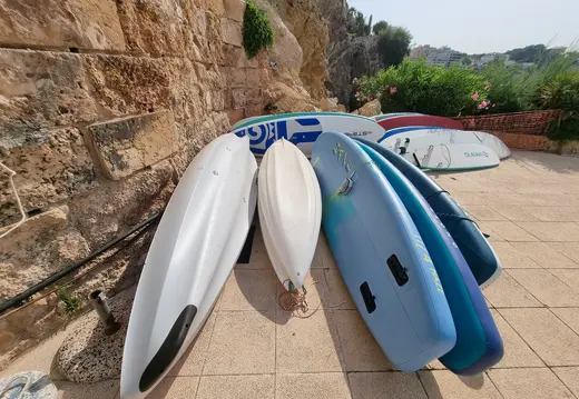 Tablas de paddle surf almacenadas cerca de Cala Major