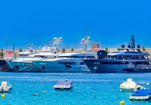 El yate Fifty en el puerto de Adriano.