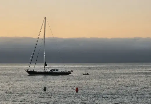Segelboot bei Dawn vor Sant Agustí