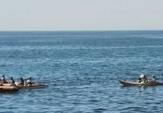 Kajakfahrer und aufblasbares Boot vor Sant Agustí