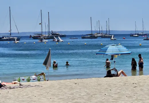 Segelboote jenseits von Palmanova Beach