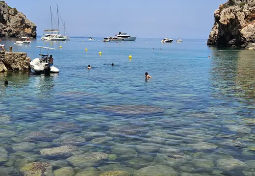 Ankerboote jenseits von Cala Deià