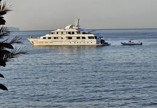 Große Motoryacht vor Sant Agustí