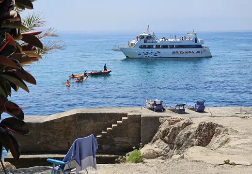 Britannia Jet und Kayakers vor Sant Agustí