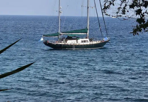Zweimassiges Segelboot vor Sant Agustí