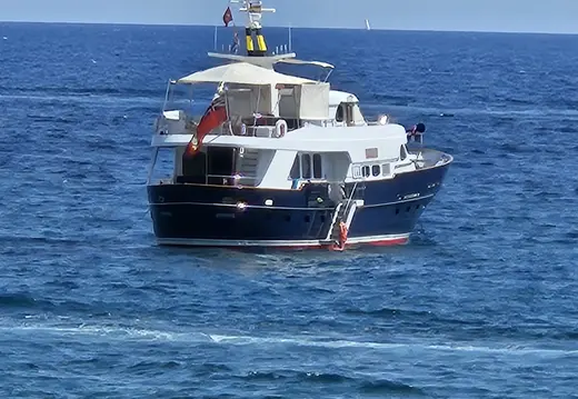 Dunkelblaue Motoryacht vor Sant Agustí