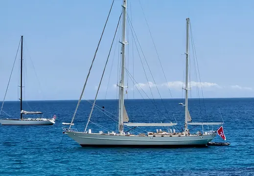 Zwei Segelboote vor Sant Agustí