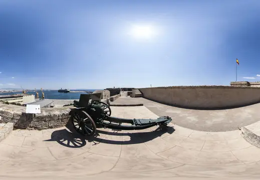 Cannoni storici con vista sul porto di Palma