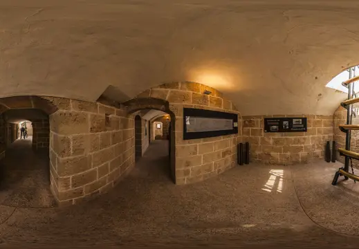 Interni in pietra e mostre all'interno di Castillo de San Carlos