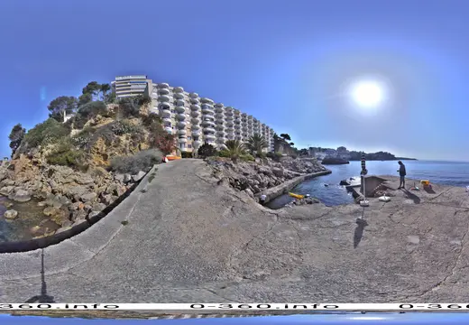 Molo in cemento ed edifici sul lungomare di Palma