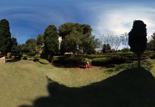 Tranquillo sentiero nel giardino tra siepi sagomate