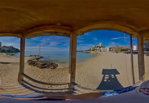 Vista della spiaggia di sabbia attraverso una struttura in legno