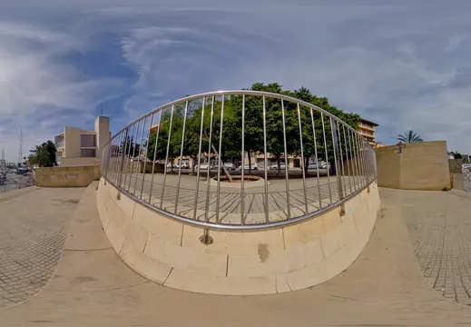 Ringhiera in pietra curvata e vista marina a Palma