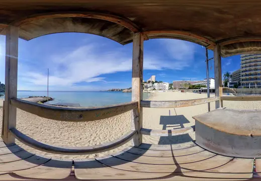 Rifugio in legno con vista su una spiaggia di sabbia e mare