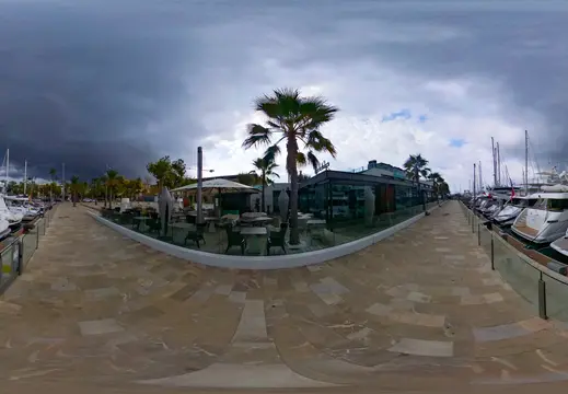 Yacht ormeggiati e cielo nuvoloso a Cala Nova Marina